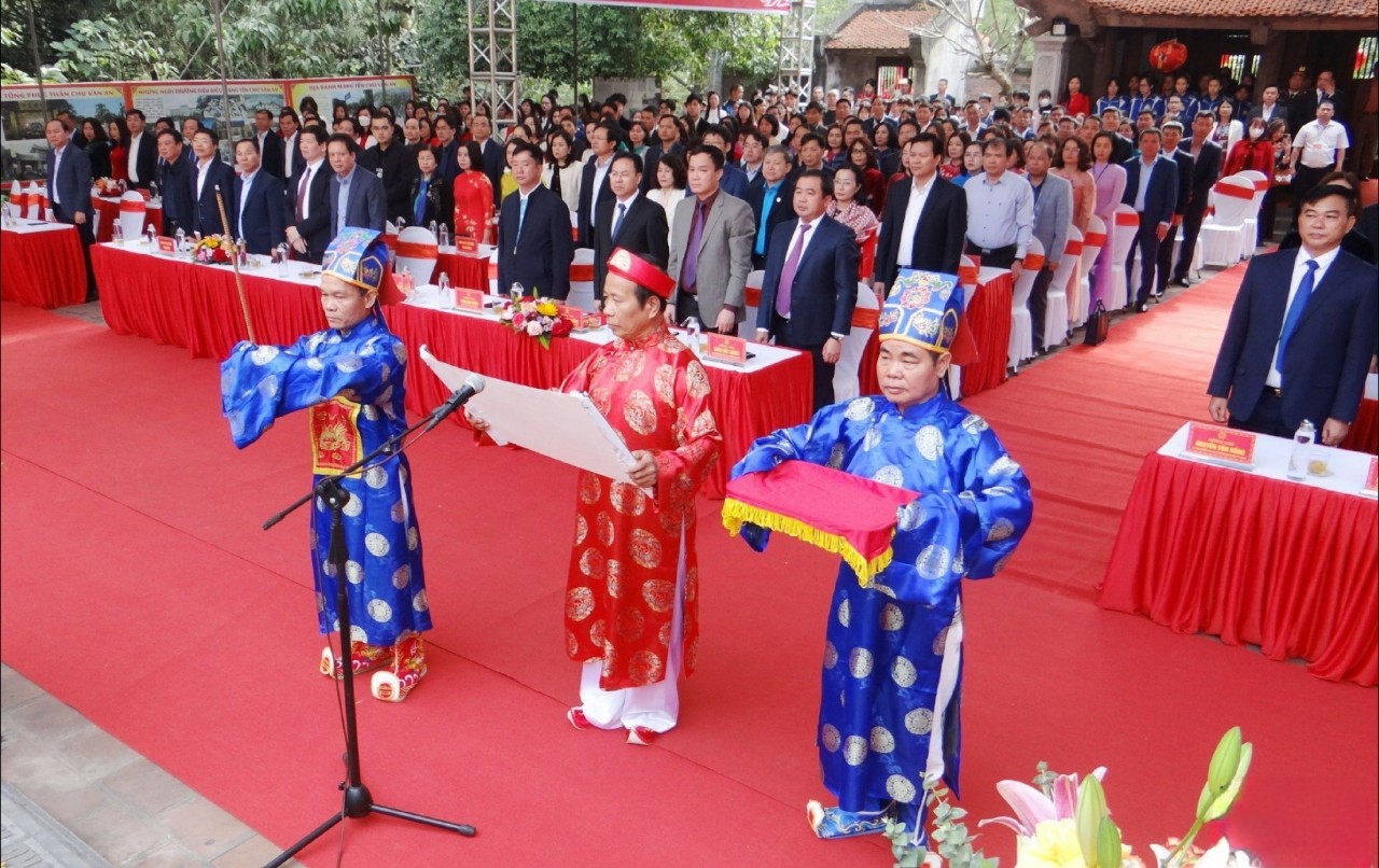 Hải Dương Khai bút đầu xuân tại đền thờ nhà giáo Chu Văn An