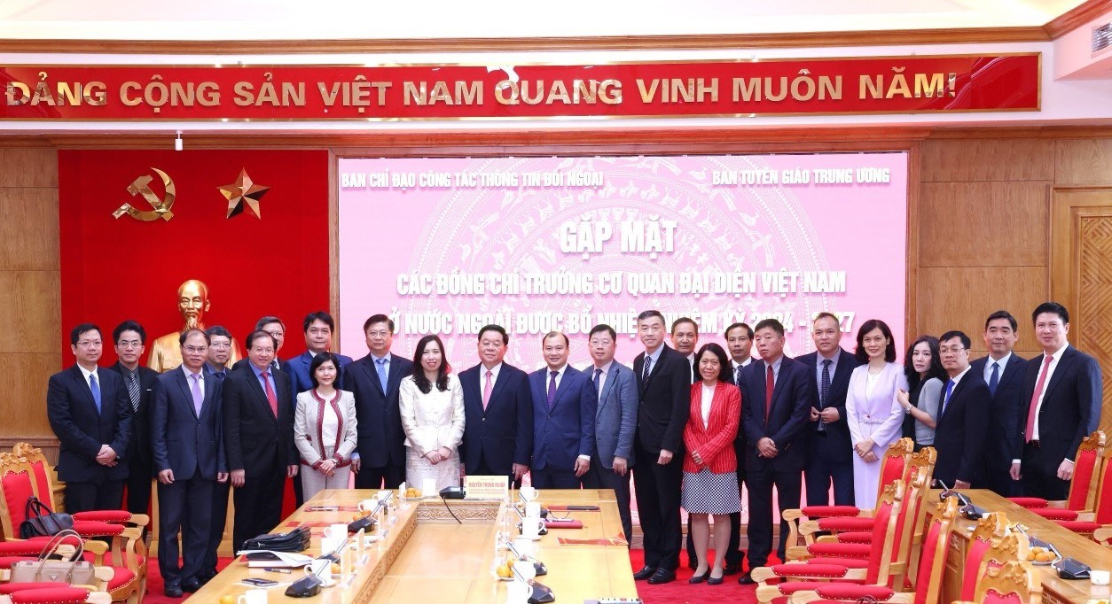 Phát huy vai trò là cầu nối giữa Việt Nam với thế giới
