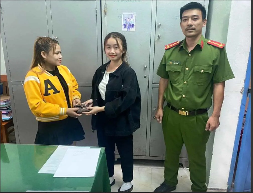 Nhặt được 36 triệu đồng, nữ công nhân trả lại cho người đánh rơi