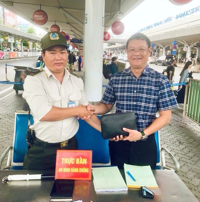 Hành khách nhận lại gần 300 triệu đồng bỏ quên ở sân bay Tân Sơn Nhất