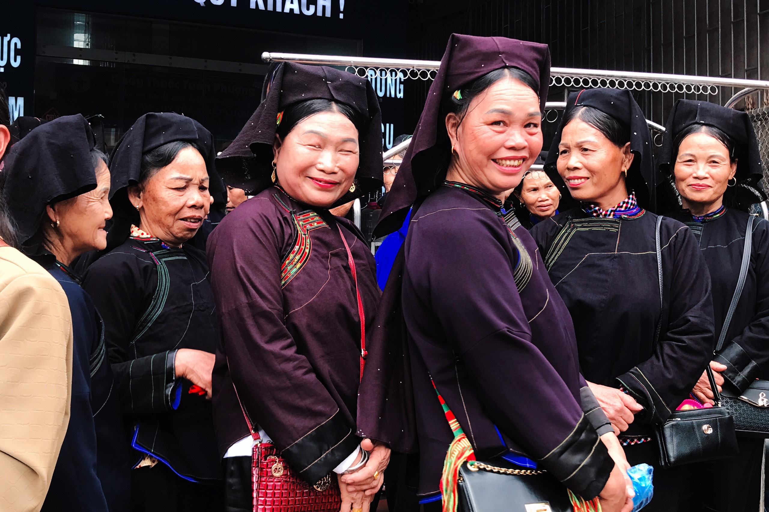 Khai hội chợ tình Thác Lười