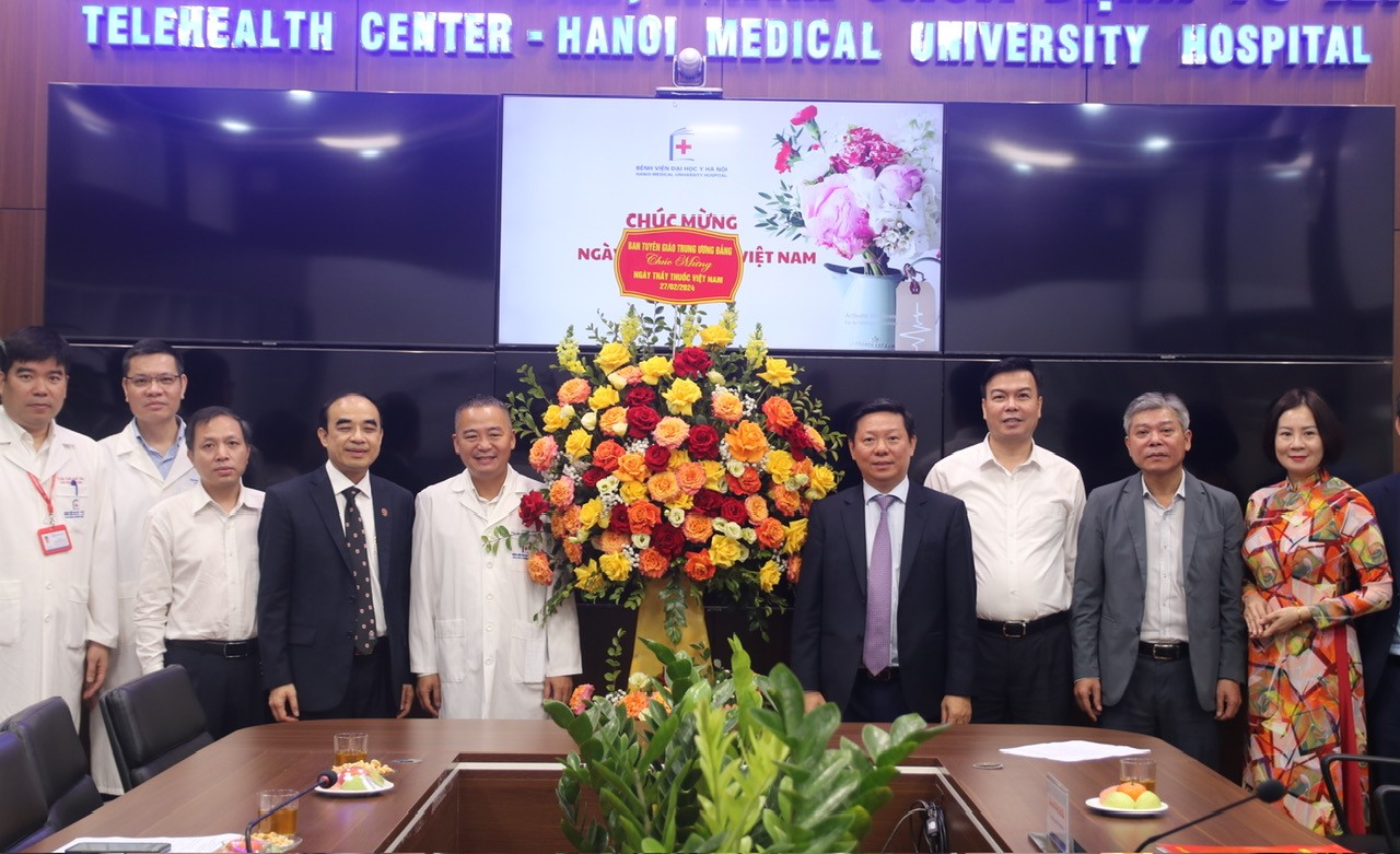 Đoàn kết, tận tụy trong chăm sóc sức khỏe nhân dân