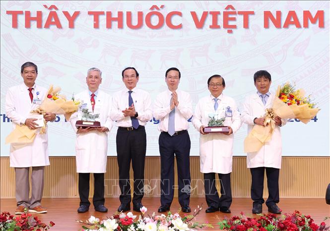 Chủ tịch nước Võ Văn Thưởng thăm, động viên y, bác sỹ Bệnh viện Nhi đồng 1