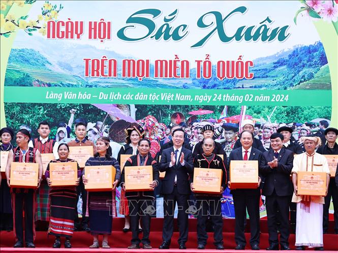Chủ tịch nước dự Ngày hội sắc xuân trên mọi miền Tổ quốc