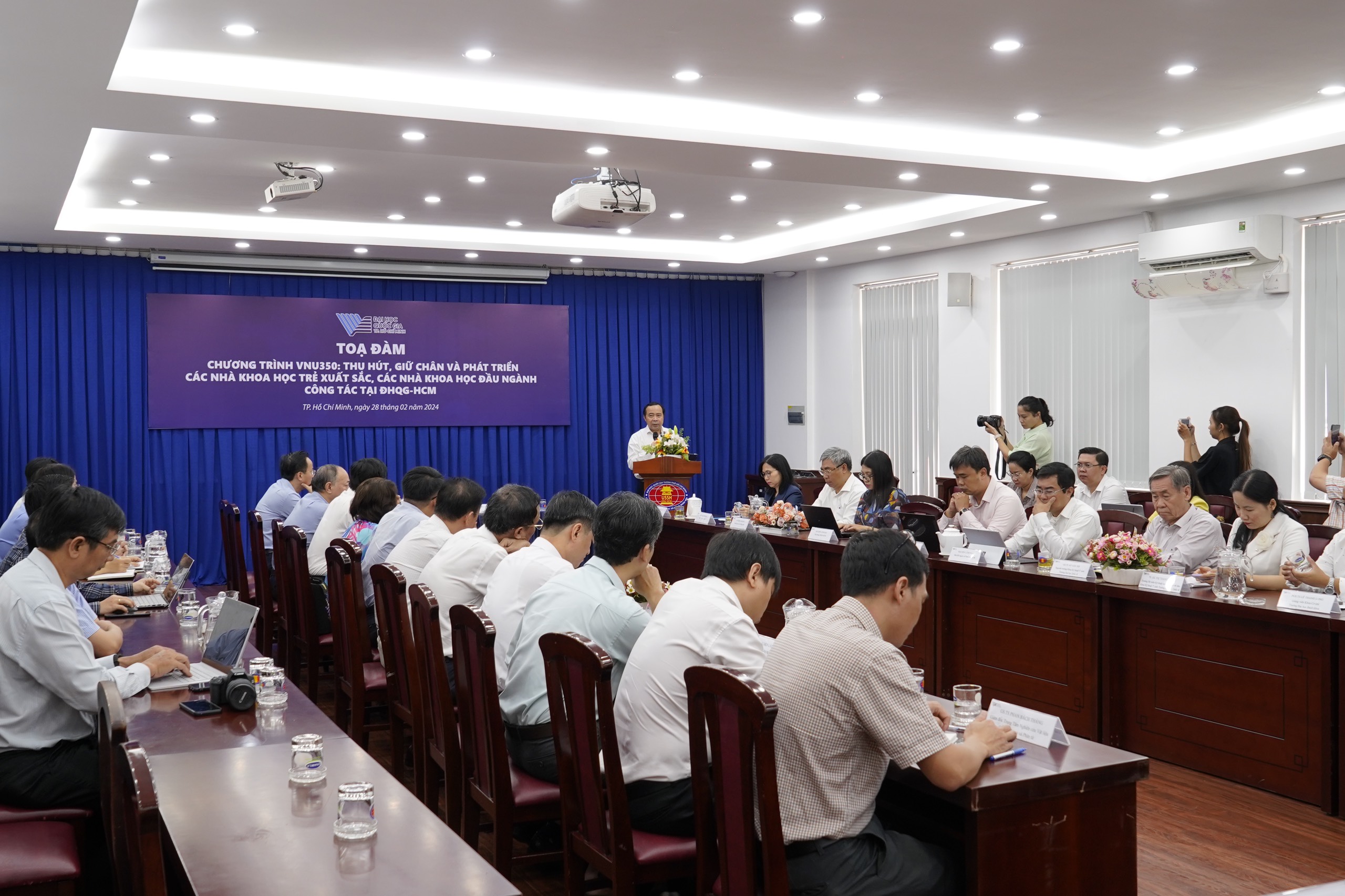 Thu hút, giữ chân nhà khoa học trẻ xuất sắc, nhà khoa học đầu ngành