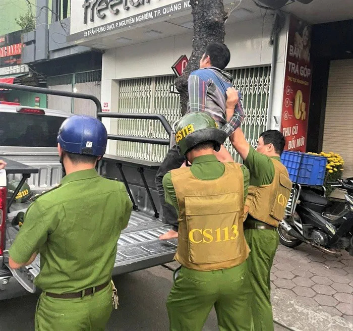 Quảng Ngãi Khống chế người đàn ông cầm dao gây rối trật tự