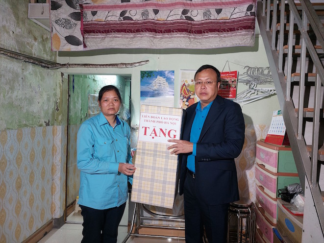 Hà Nội Quan tâm chăm lo nữ đoàn viên công đoàn có hoàn cảnh khó khăn dịp 8 3