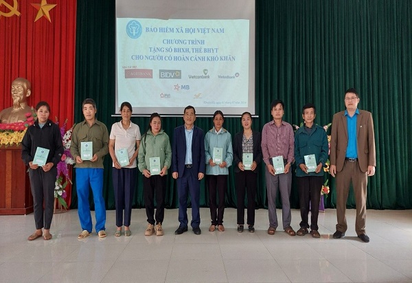 BHXH huyện Lâm Bình Tuyên Quang tặng sổ, thẻ bảo hiểm cho người dân có hoàn cảnh khó khăn