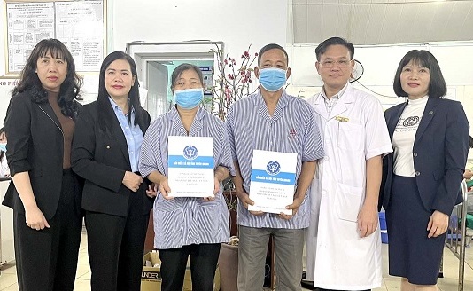 BHXH Tuyên Quang tặng quà Tết bệnh nhân có hoàn cảnh khó khăn