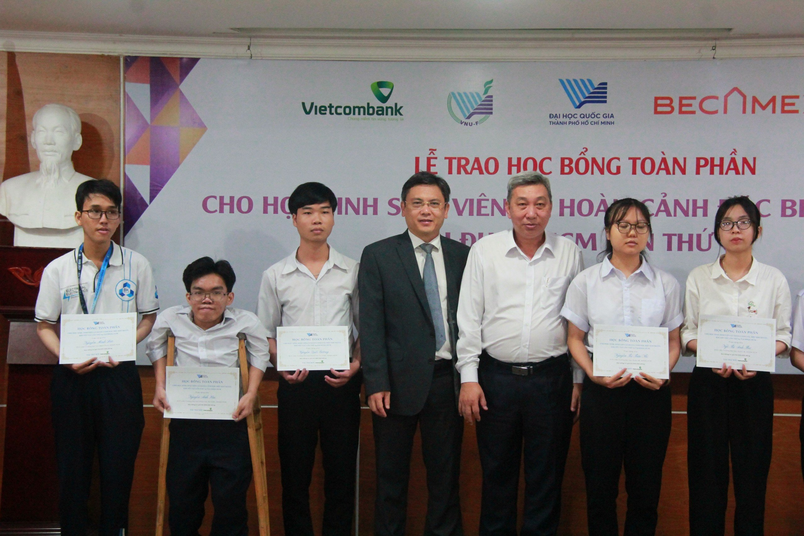 Trao học bổng cho học sinh, sinh viên có hoàn cảnh đặc biệt khó khăn