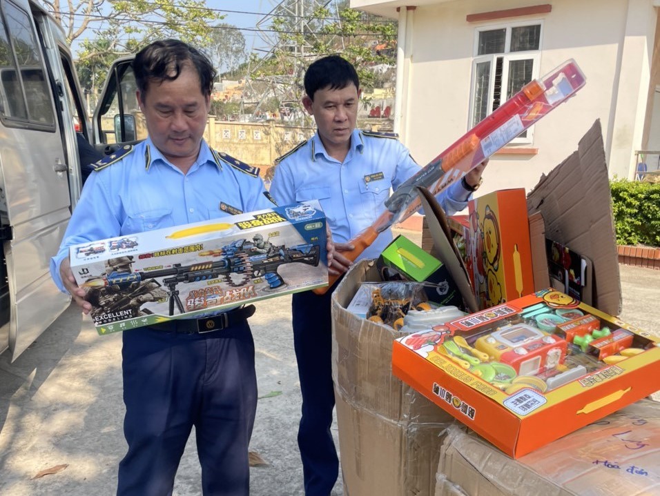 Lạng Sơn Tạm giữ gần 1 400 sản phẩm quần áo, đồ chơi nhập lậu