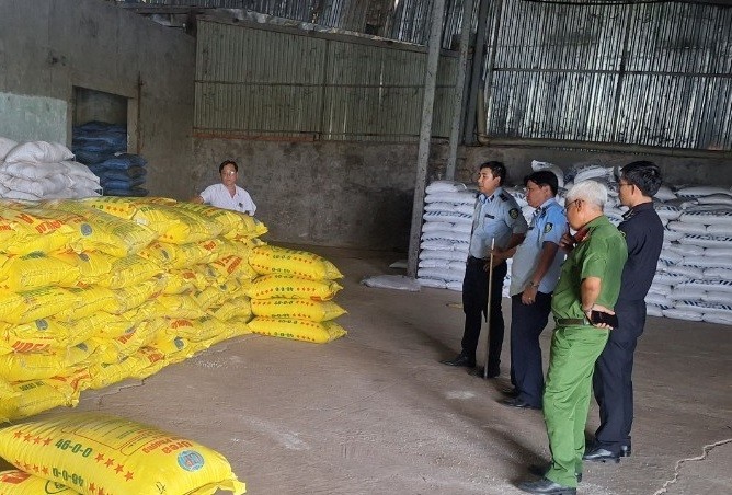 An Giang Tạm giữ 65 tấn phân bón vi phạm nhãn mác