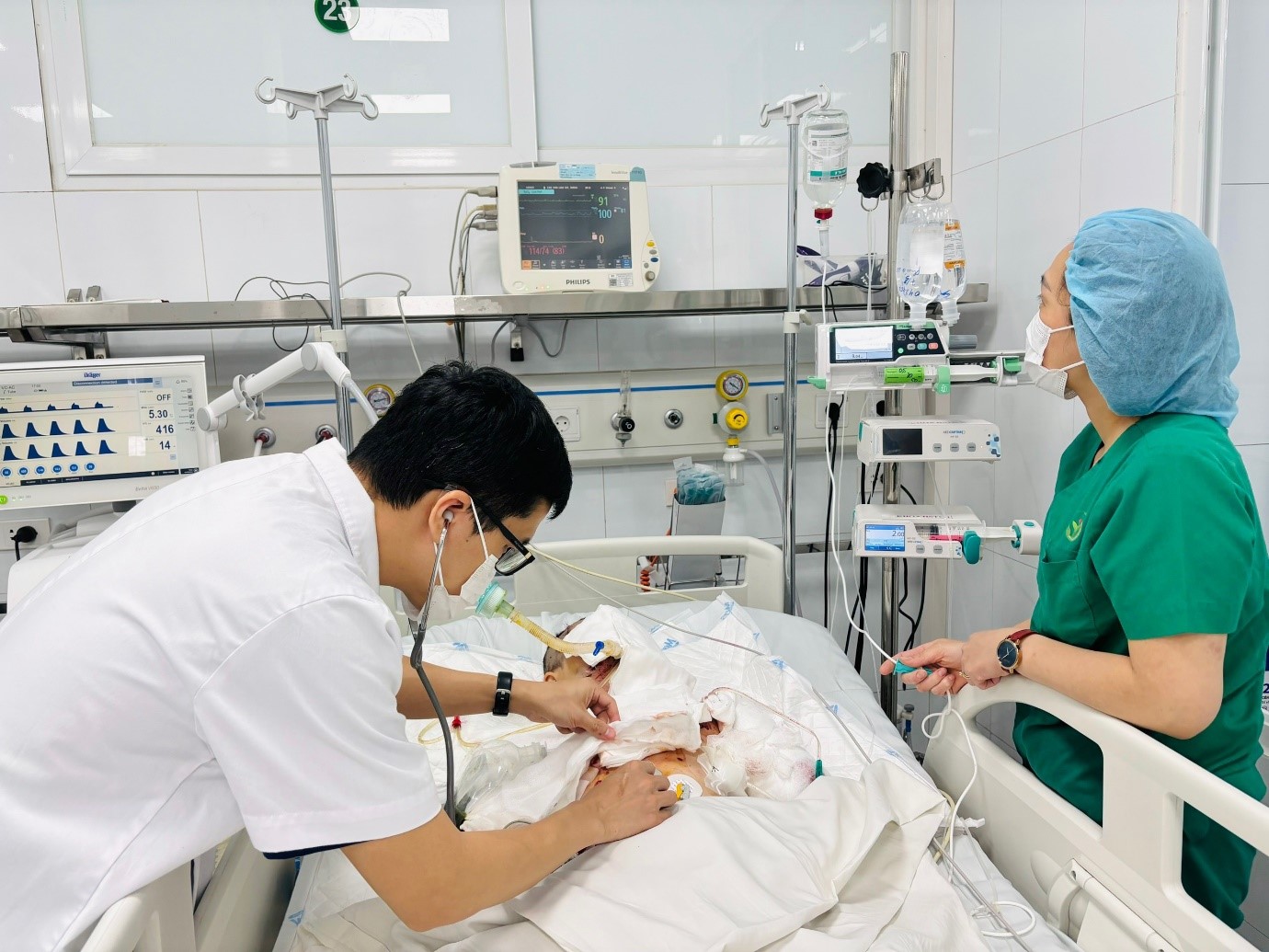 Cấp cứu bệnh nhi bị đa chấn thương do laptop phát nổ