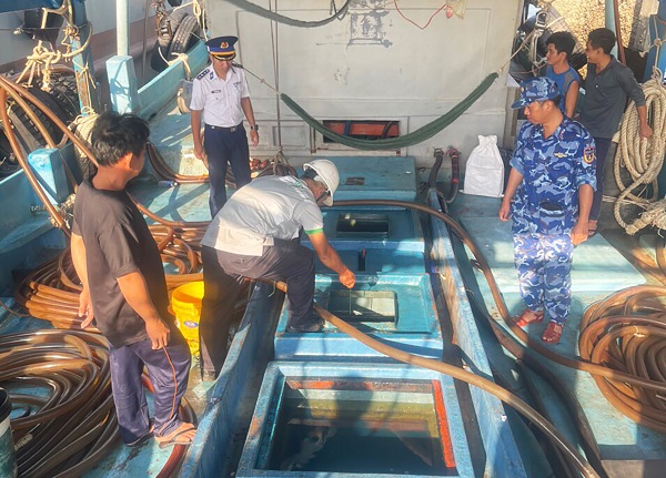 Bắt giữ tàu vận chuyển 50 000 lít dầu DO không rõ nguồn gốc