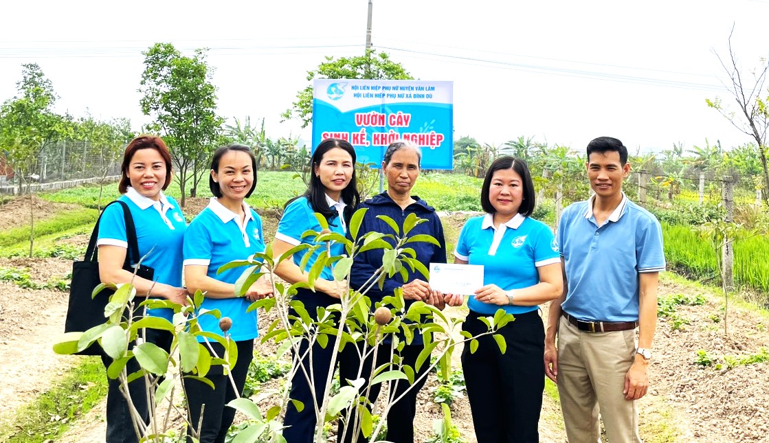 Phụ nữ Văn Lâm tích cực bảo vệ môi trường