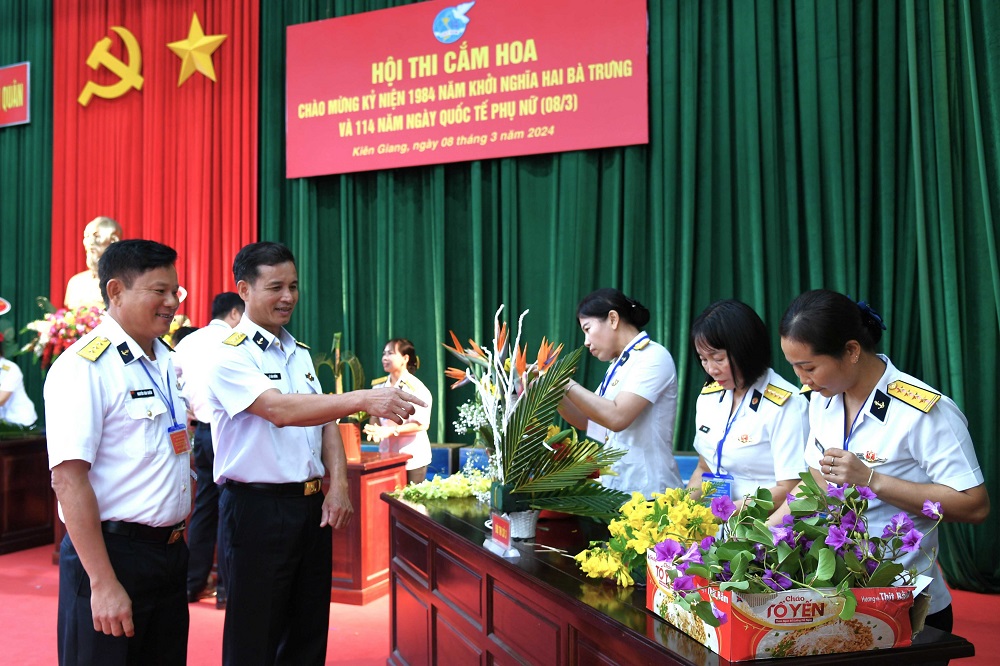 Sôi nổi Hội thi cắm hoa của phụ nữ Vùng 5 Hải quân
