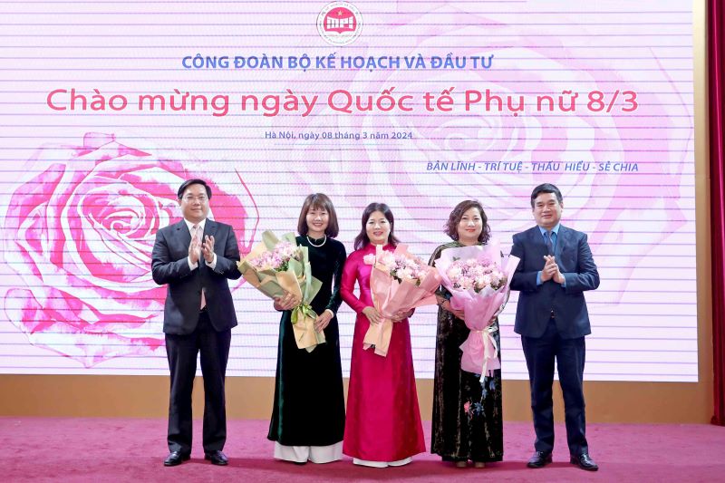 Xây dựng hình ảnh phụ nữ Bộ Kế hoạch và Đầu tư bản lĩnh, trí tuệ