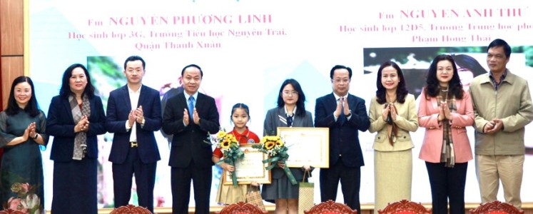 Tuyên dương hai học sinh nhặt được của rơi trả lại người đánh mất