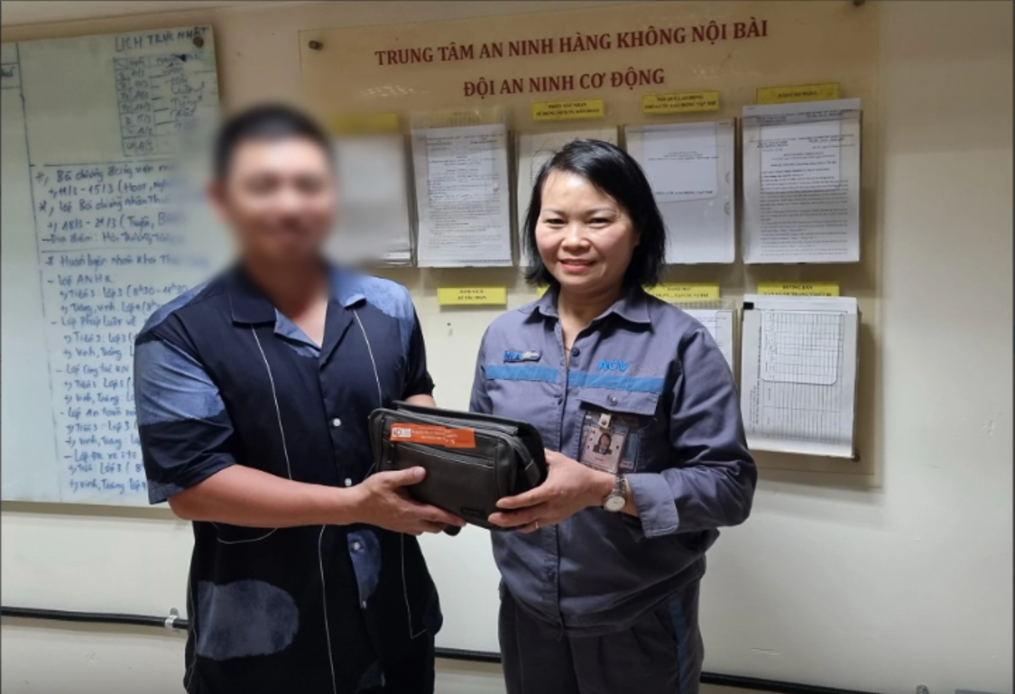 Hành khách nhận lại 50 triệu đồng bỏ quên ở sân bay Nội Bài