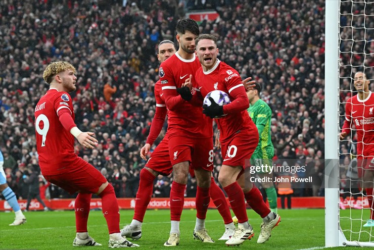Liverpool hòa kịch tính Man City, ngôi đầu đổi chủ