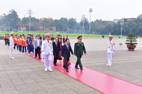 Đoàn xin lửa thắp đuốc của Hội khỏe Phù Đổng thành phố Hà Nội lần thứ X vào Lăng viếng Chủ tịch Hồ Chí Minh