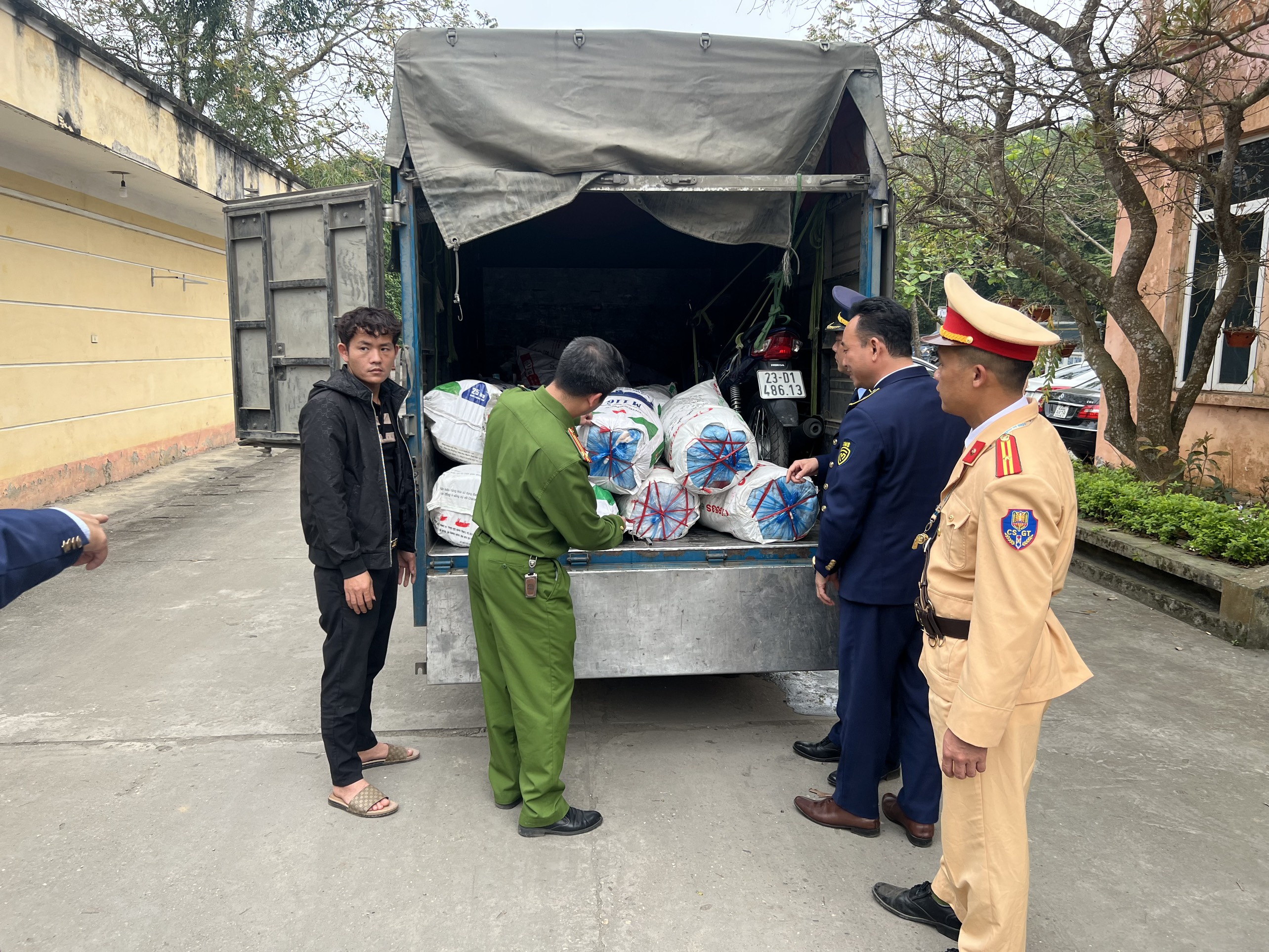 Tuyên Quang Thu giữ gần 1,4 tấn mỡ lợn không rõ nguồn gốc