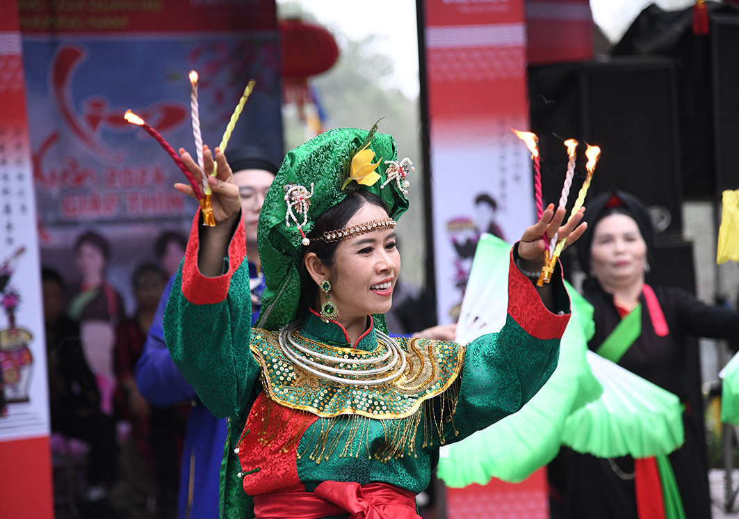 Lung linh sắc thái dân gian đạo Mẫu