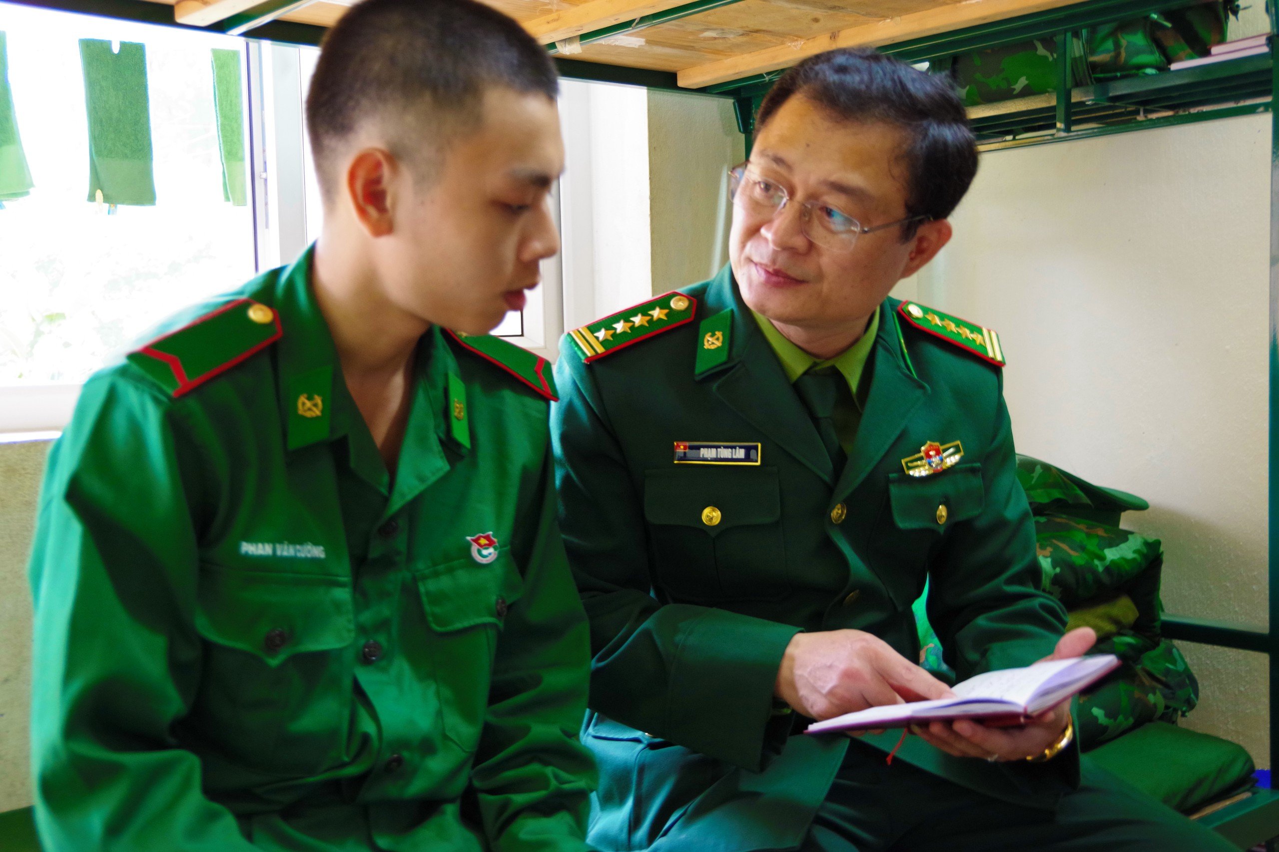 Tiếp lửa truyền thống cho chiến sĩ mới