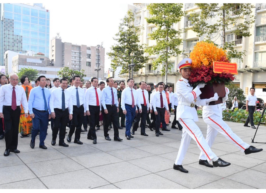 Đoàn đại biểu Hội Báo toàn quốc dâng hương báo công lên Chủ tịch Hồ Chí Minh