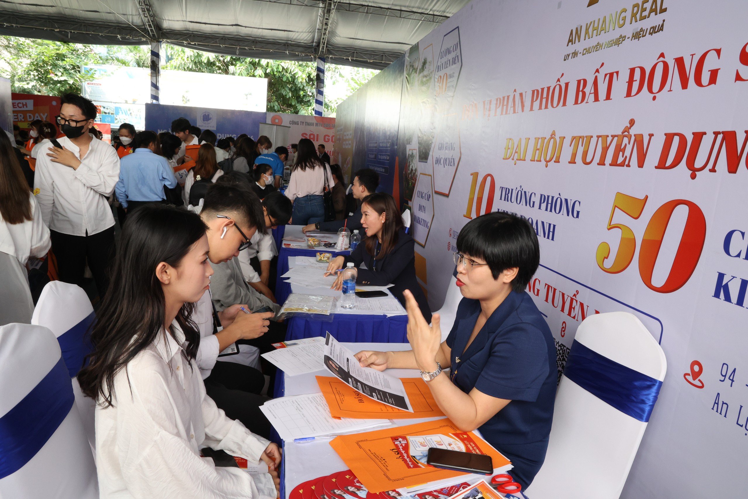 Hơn 5 200 vị trí việc làm tại Ngày hội tuyển dụng chuyên ngành kinh tế