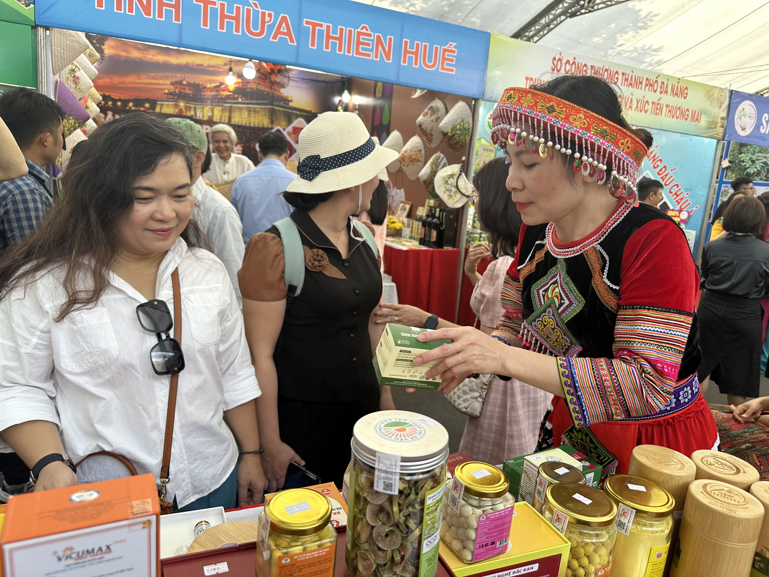 Triển lãm các sản phẩm OCOP tại Hội Báo toàn quốc 2024