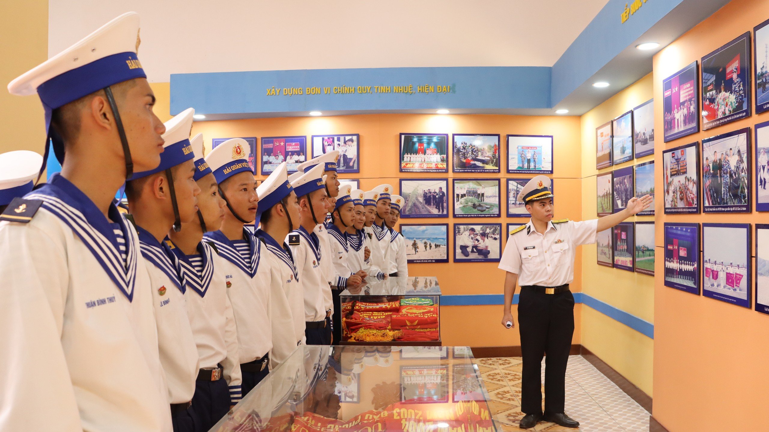 Nhân lên niềm tự hào về truyền thống ở chiến sĩ mới