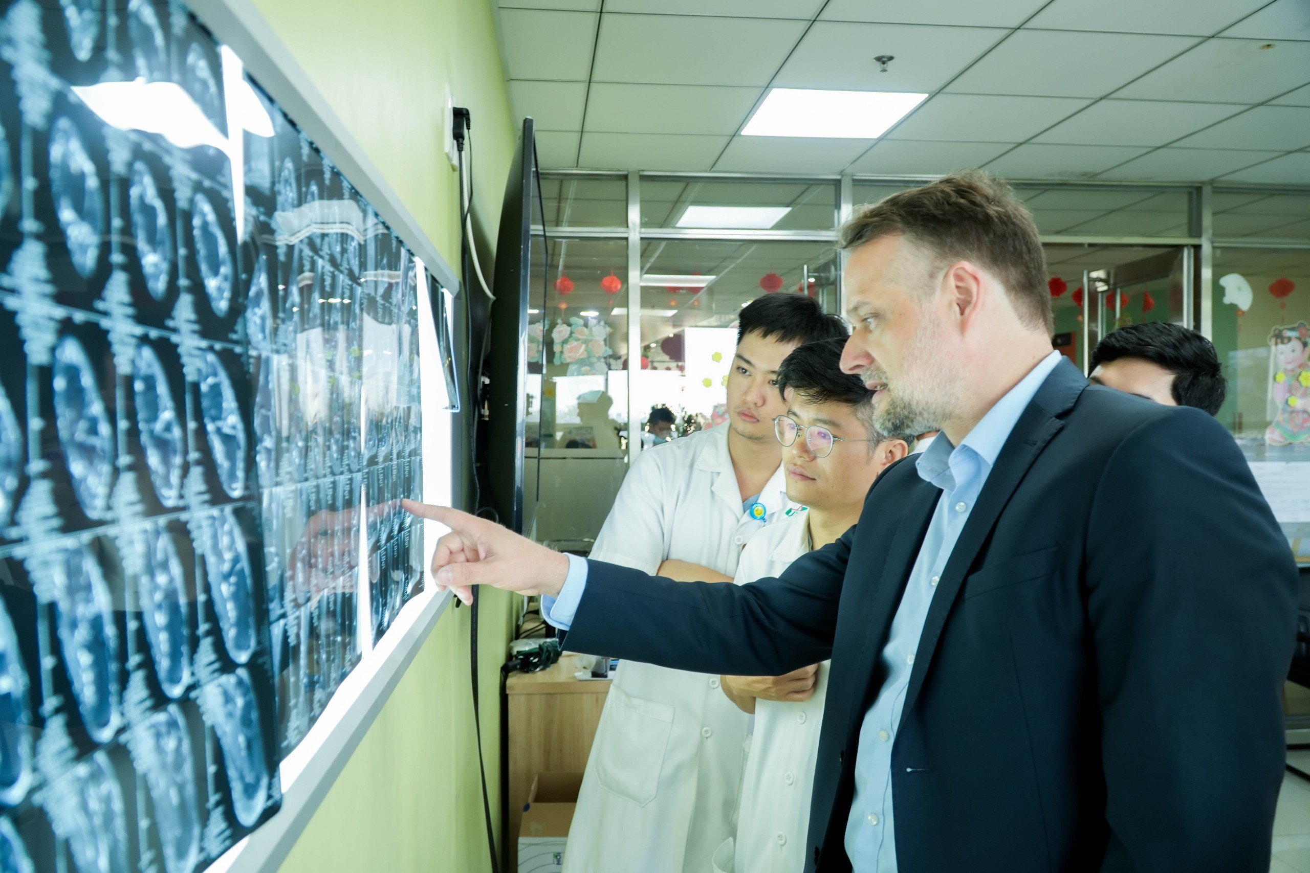 Bệnh viện Quân y 175 Kết nối chuyên gia nước ngoài phẫu thuật nội soi