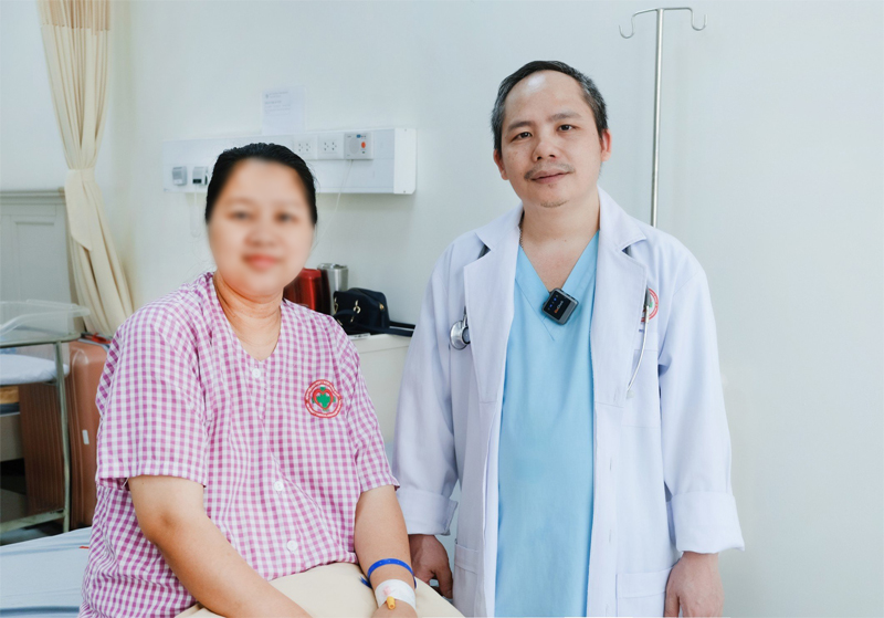 Cứu sống sản phụ sinh mổ lần 2 có u nang ẩn sau phúc mạc, rối loạn đông máu nặng