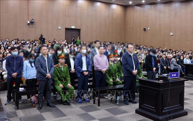Xét xử 15 bị cáo trong vụ án Tân Hoàng Minh