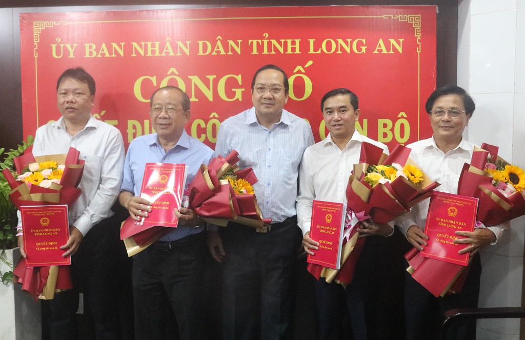 Long An Công bố các quyết định về công tác cán bộ