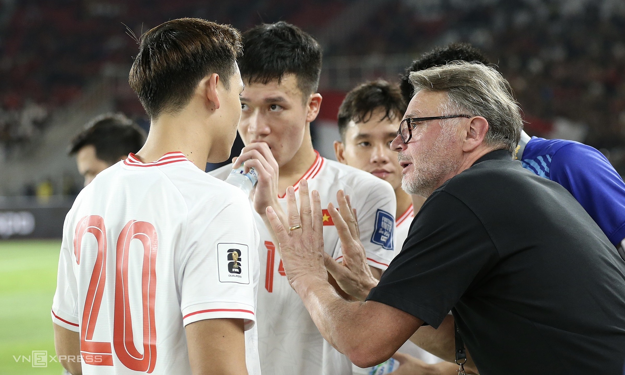 Lùi lại, để biết mình là ai…