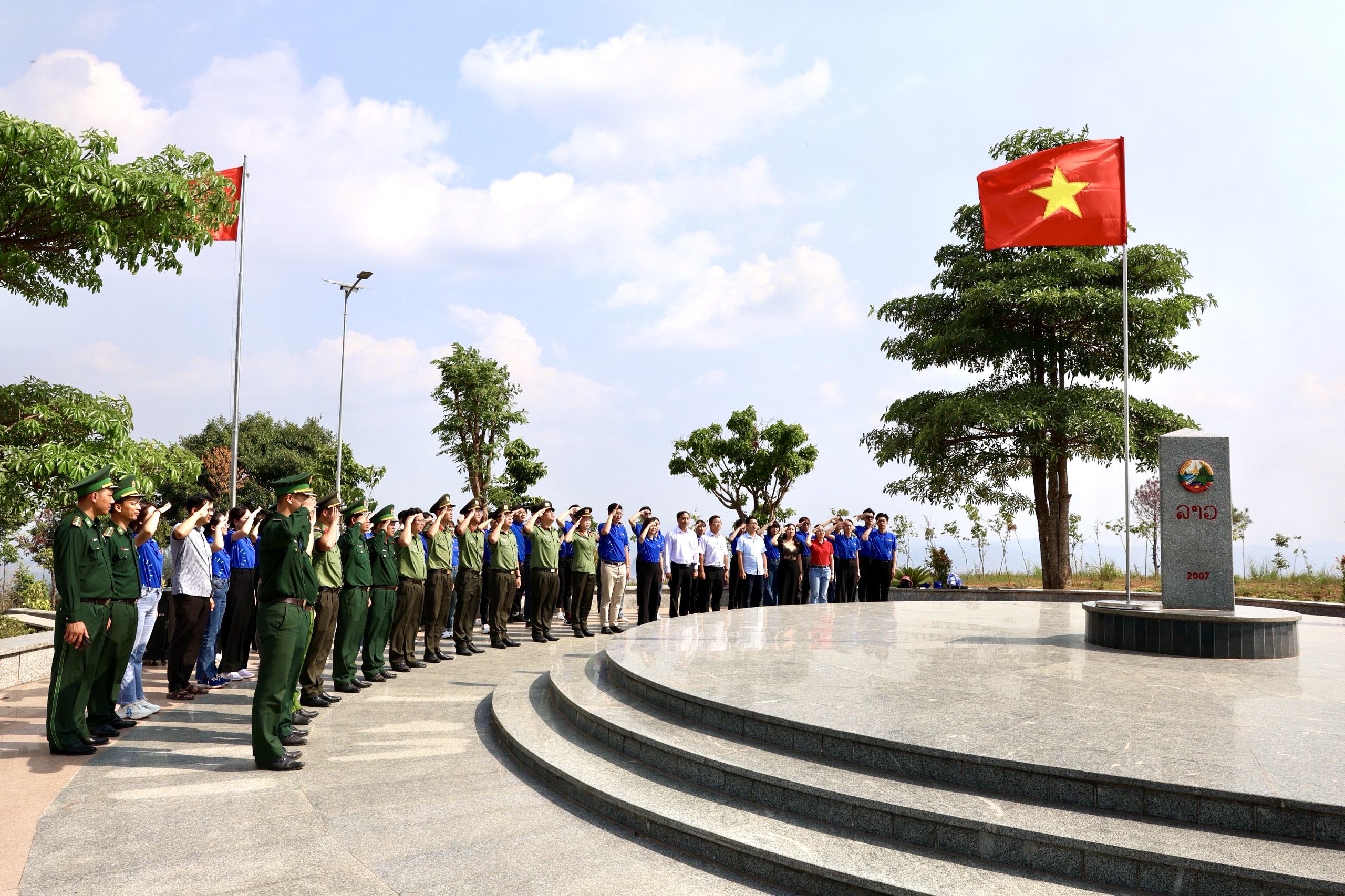 Thăm cột mốc biên giới đặc biệt ngã ba Đông Dương