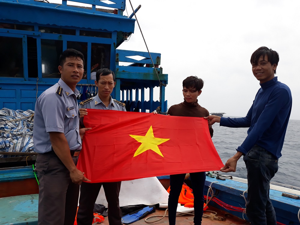 Kiểm ngư đồng hành cùng ngư dân vươn khơi, bám biển