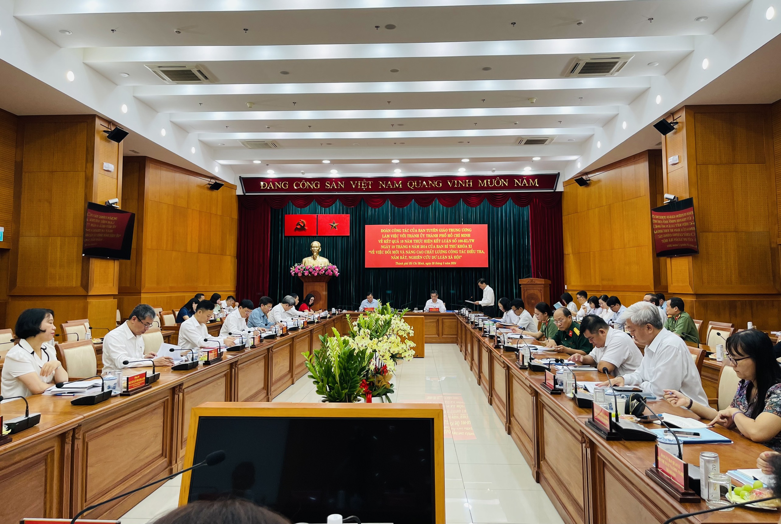 Xây dựng, củng cố đội ngũ làm công tác dư luận xã hội