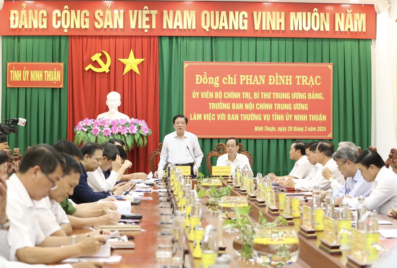 Đồng chí Phan Đình Trạc làm việc với Ban Thường vụ Tỉnh ủy Ninh Thuận
