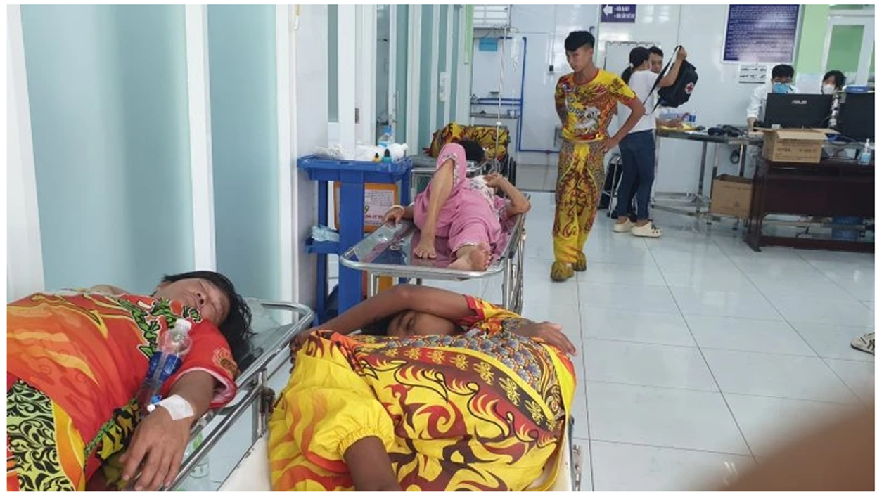 Gần 50 người nhập viện nghi do ngộ độc thực phẩm