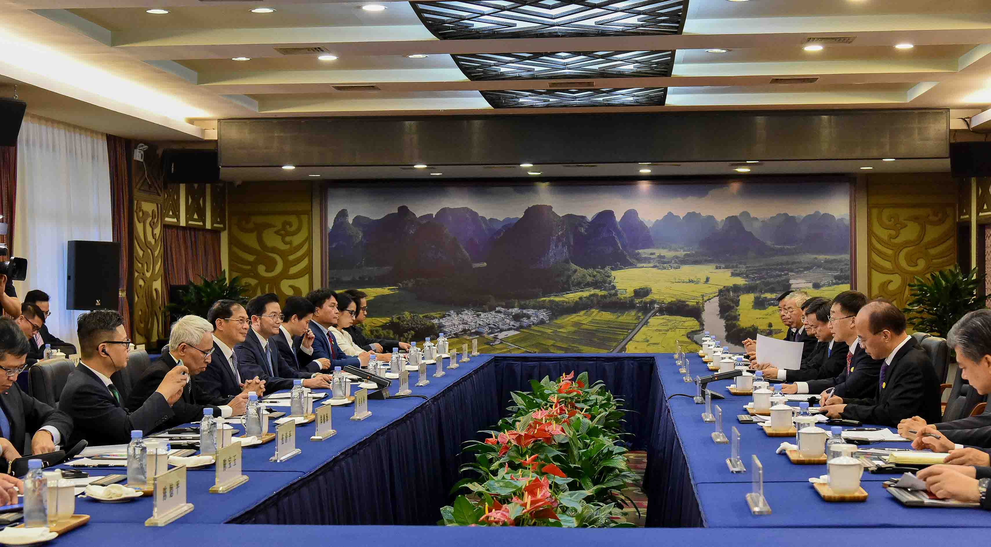 Bộ trưởng Bộ Ngoại giao tiếp Bí thư Đảng ủy Khu tự trị dân tộc Choang Quảng Tây, Trung Quốc