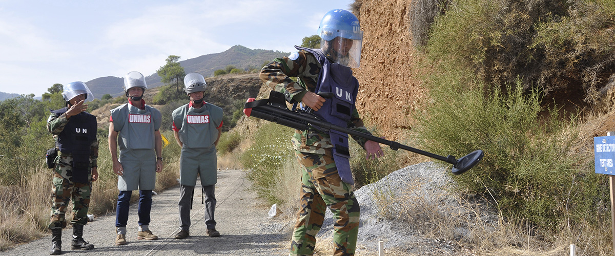 “Bảo vệ cuộc sống, xây dựng hòa bình”