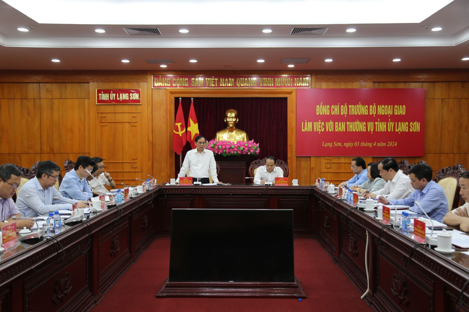 Bộ trưởng Bộ Ngoại giao Bùi Thanh Sơn làm việc với Ban Thường vụ Tỉnh ủy Lạng Sơn