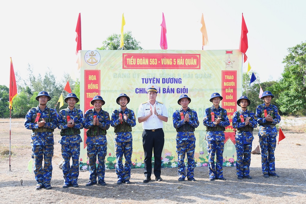 Chiến sĩ mới Vùng 5 Hải quân hoàn thành kiểm tra bắn tập đạn thật