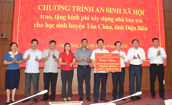 Khối thi đua các Cơ quan Đảng Trung ương tặng kinh phí xây nhà bán trú cho học sinh huyện Tủa Chùa