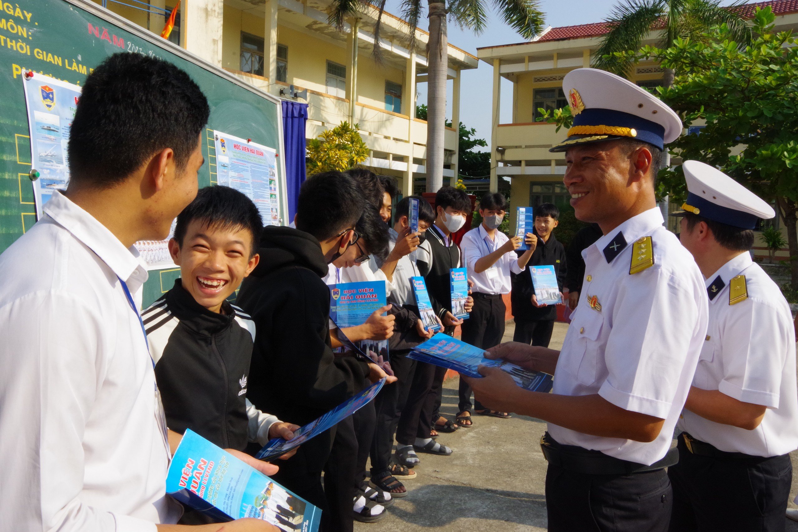 Lữ đoàn 146 tuyên truyền biển, đảo cho hơn 1 400 cán bộ, giáo viên, học sinh