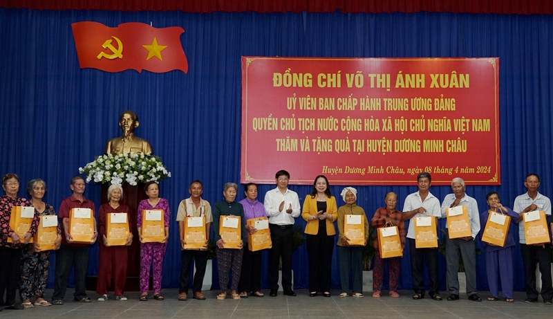 Quyền Chủ tịch nước thăm, tặng quà tại Tây Ninh