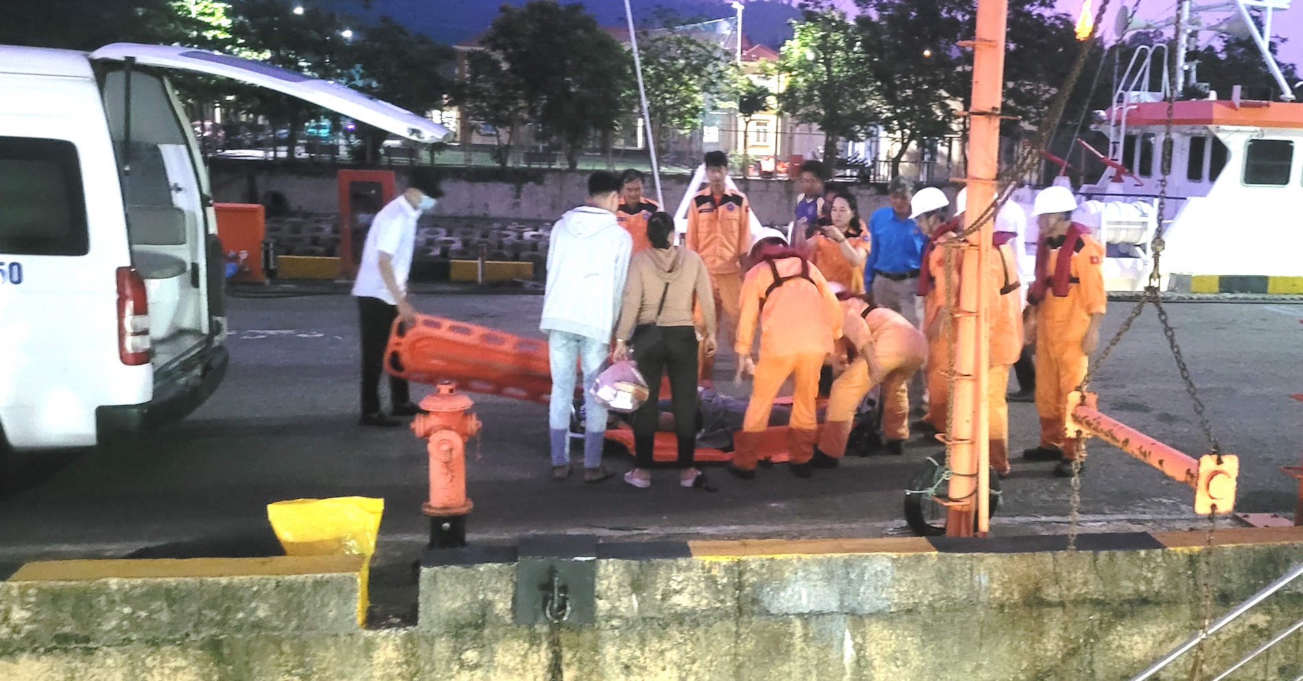 Cứu ngư dân bị đột quỵ khi hành nghề trên vùng biển Hoàng Sa